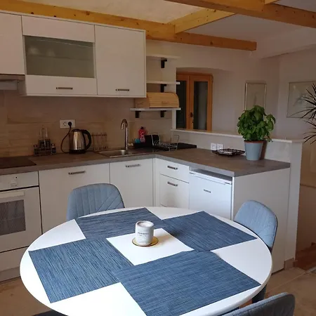 Apartament Kyra Pitve
